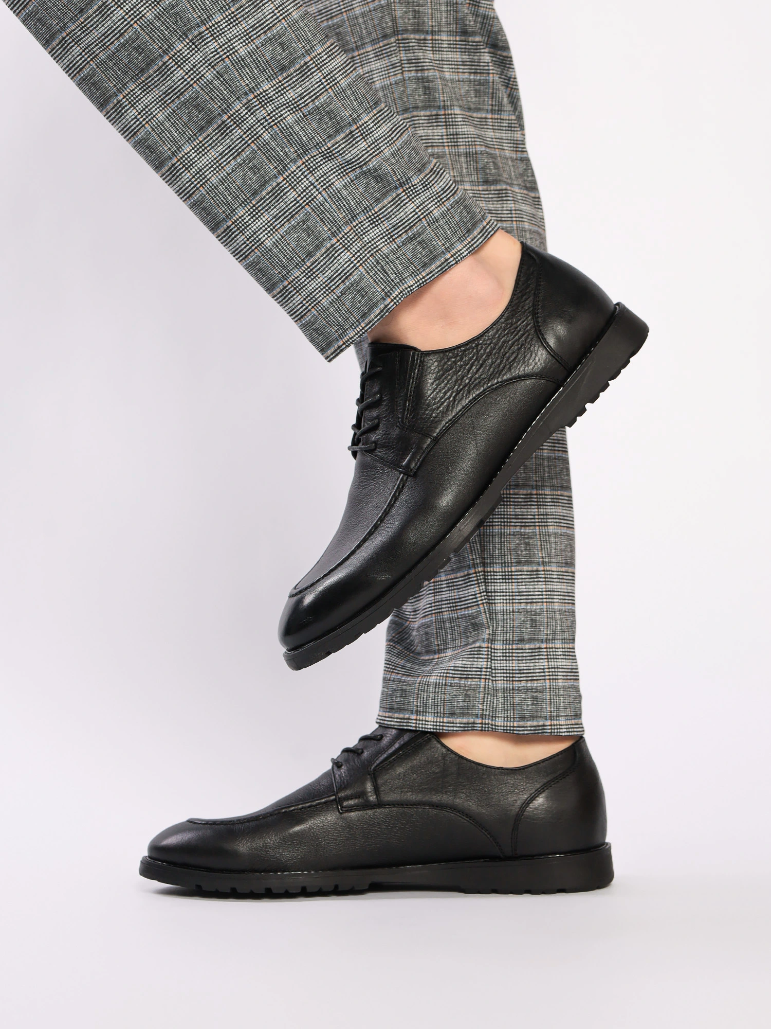Туфли черного цвета на низкой подошве со шнуровкой